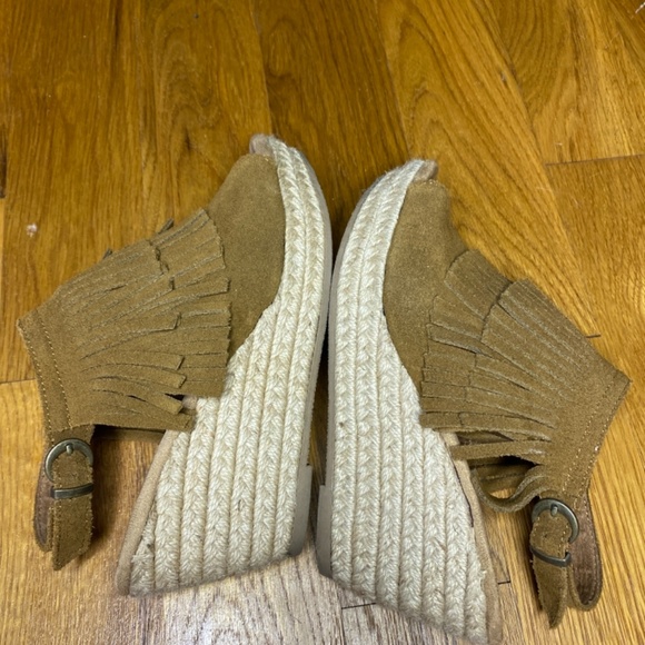 MINNETONKA fringed wedges - Picture 3 of 4
